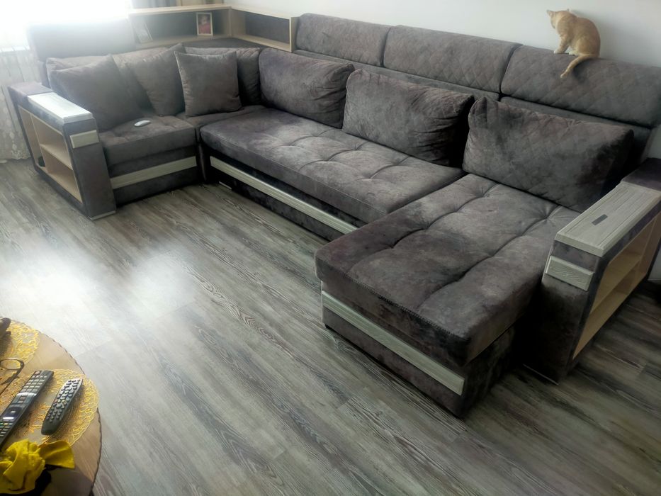 Продается угловой диван состояние нового