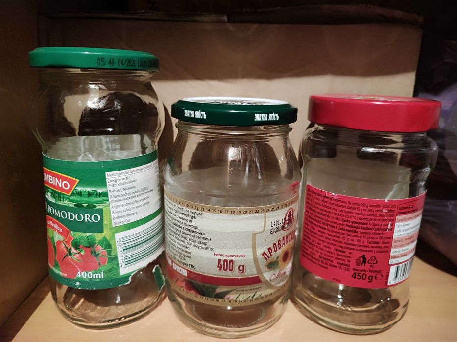 Продавам буркани и малки шишенца с капачки на винт