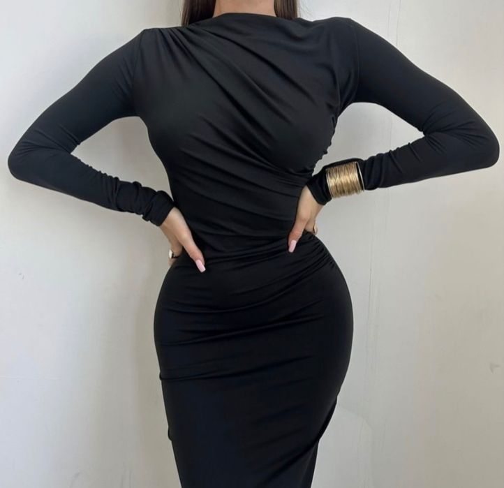 Продам платье в черном цвете