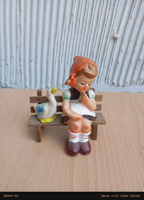 Керамична фигурка на момиче с патица