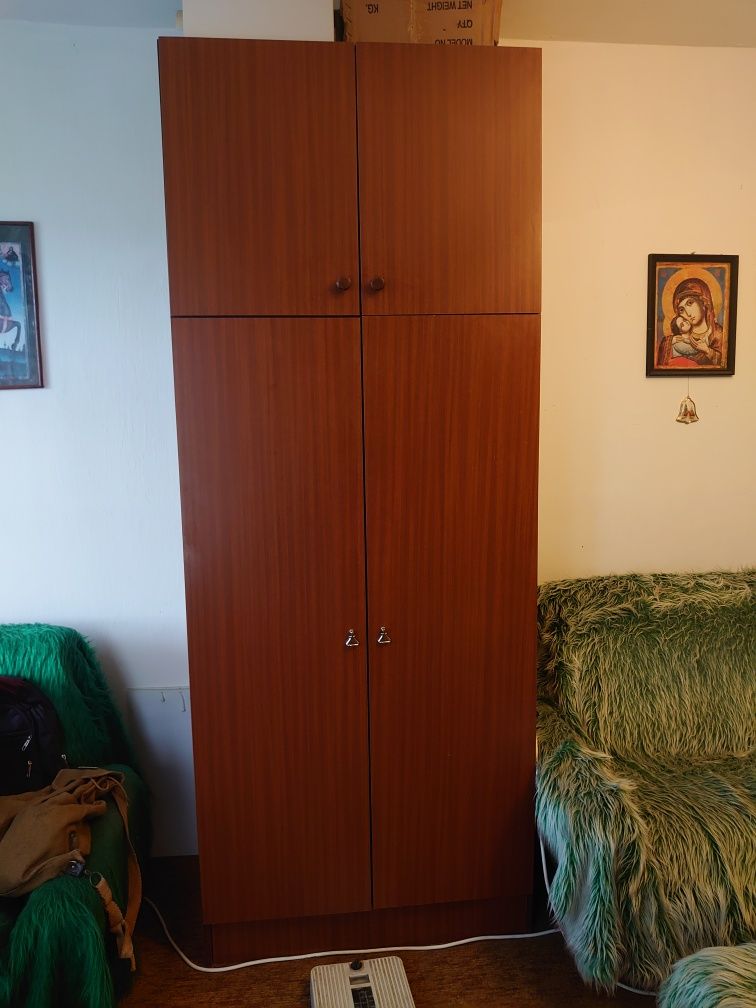Гардероб със надстроика.