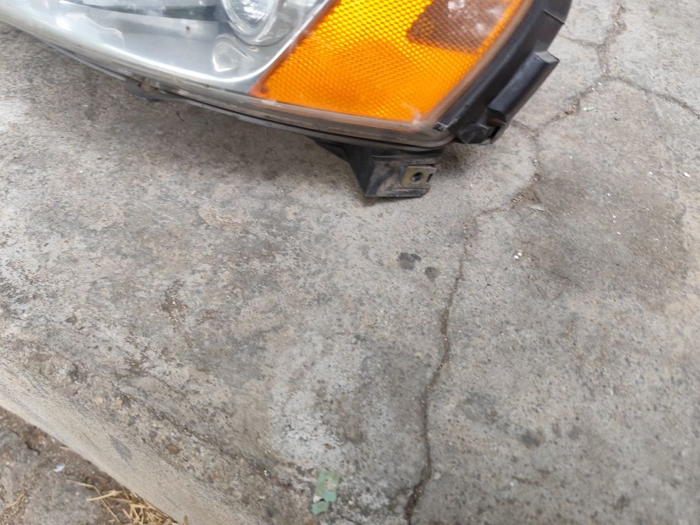 Продавам се ляв фар иксено за Volvo V70 от 2004 до 2007 година