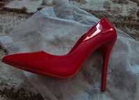 Червени лачени обувки