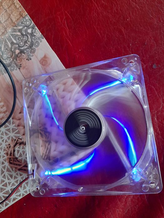 Cooler pc cu leduri albastre