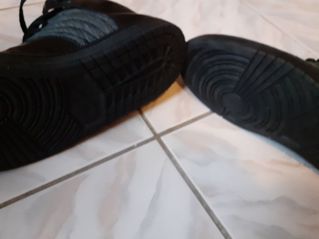 Teneşi înalți Nike Air Jordan 1 Mid, negri, piele naturală, mărimea 41