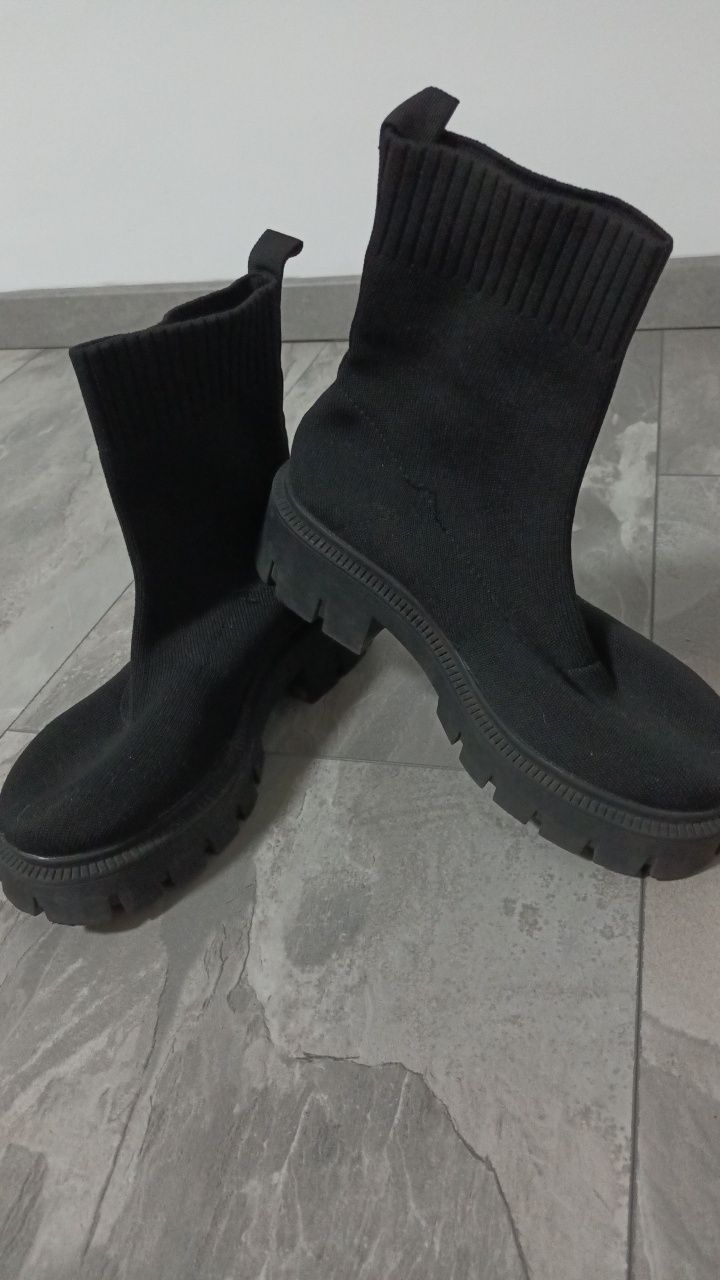 Ghete negre din material care se întinde