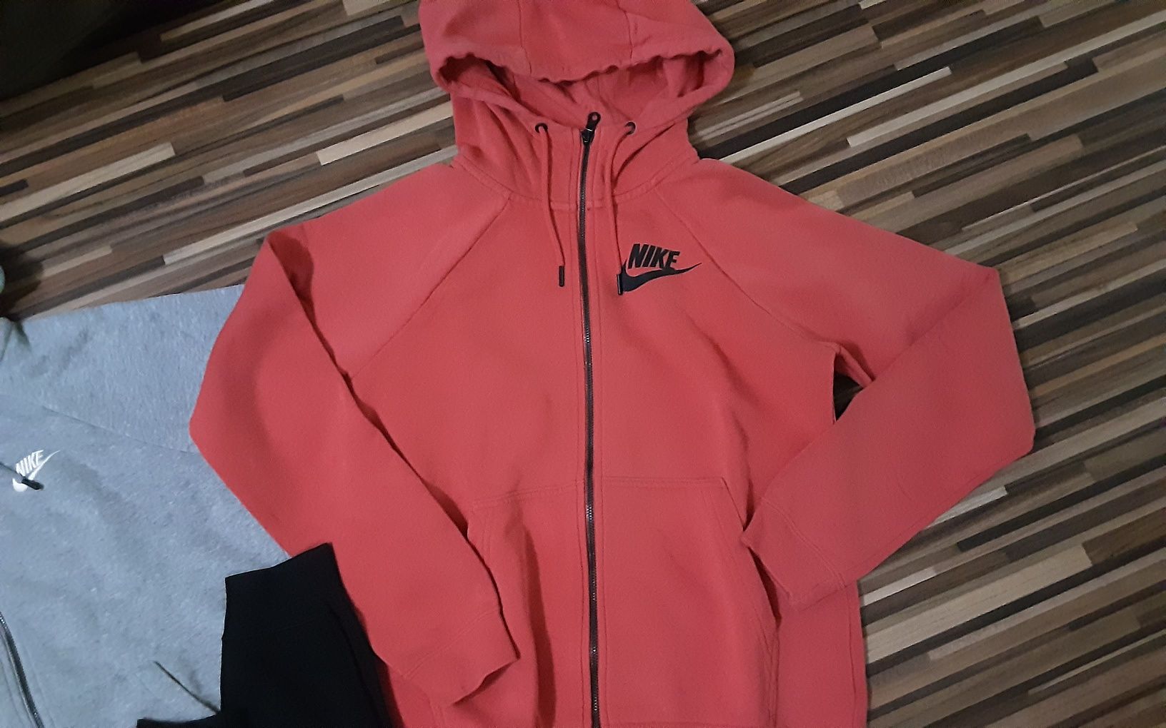 (XS) NIKE оригинални долница(69лв) и горници(69лв)