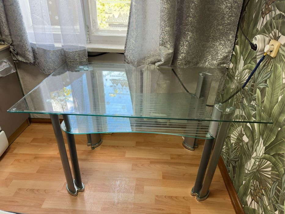 Продам стол стеклянный