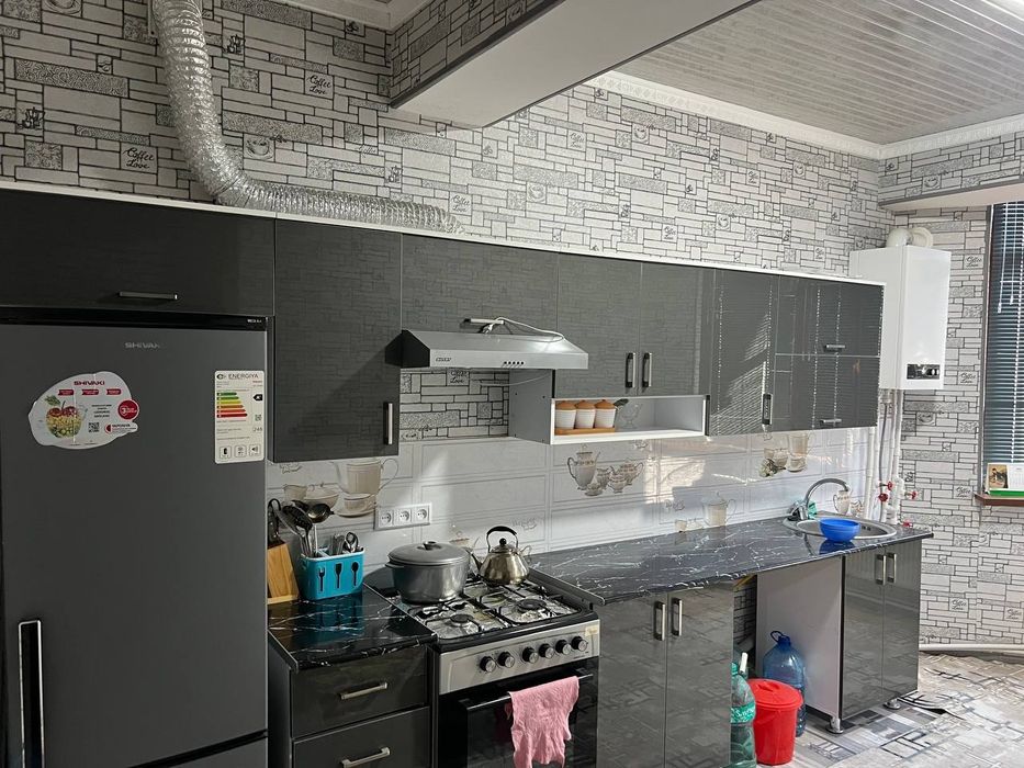 Srochna 1 xonali 5 etajli domni 5 etajidan naxtga uy sotiladi