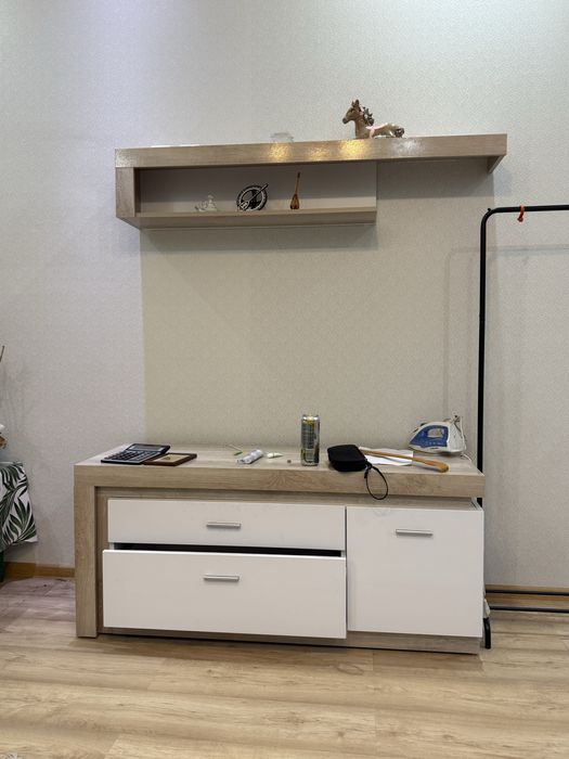 Тумба под телевизор, навесная полка