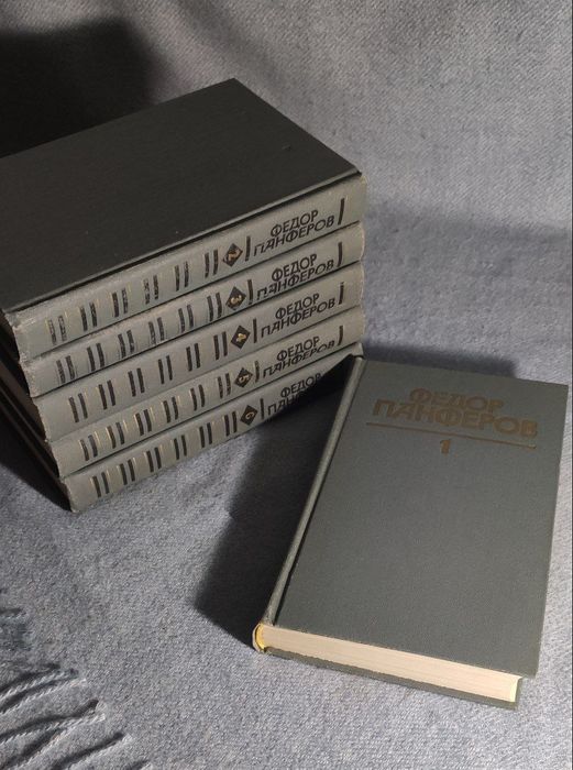 Книги. Продаю очень много книг