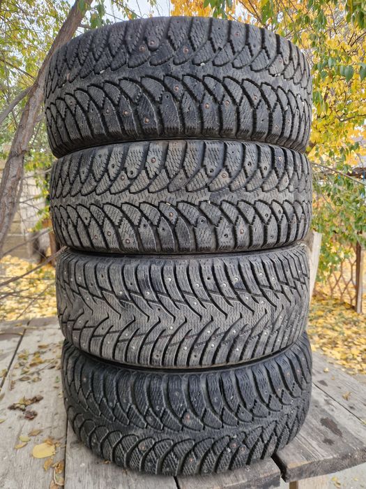 Шипованная зимняя покрышка .