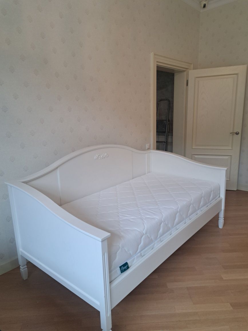 Кровать подростковая  1,90*95 см , белая  , с матрасом