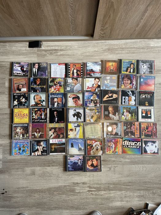 86 CD uri muzica, nu sunt originale!