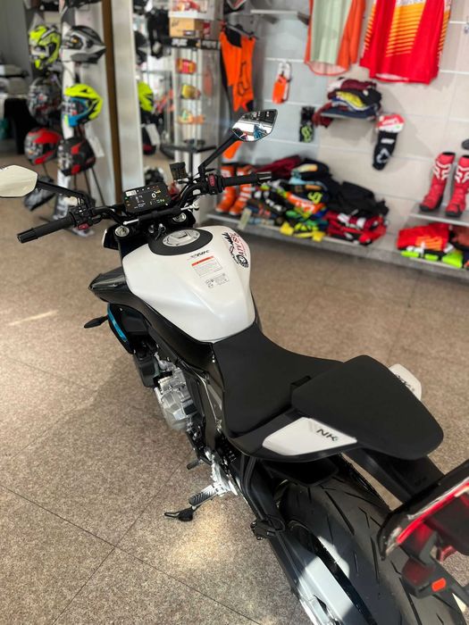 Motocicleta naked CFMOTO 675NK