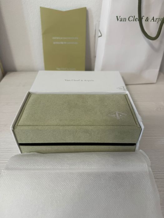 Красива гривна Van Cleef & Arpels Alhambra от жълто злато.