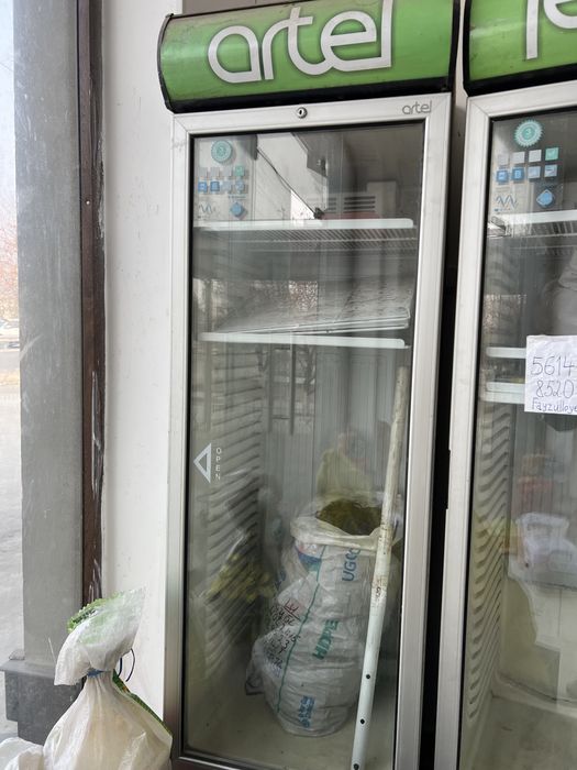 Artel vitrina haladelnik