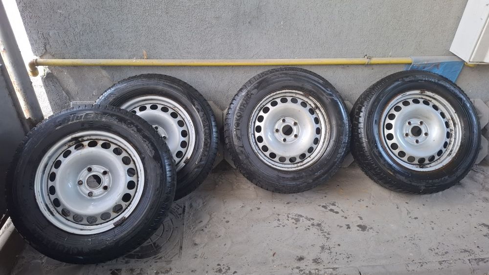 Vând anvelope iarnă  Yokohama 215 65 R16 cu jante tablă Volkswagen  5×