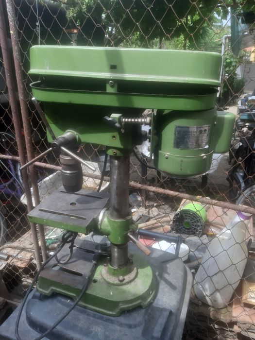 Masina de gaurit de banc