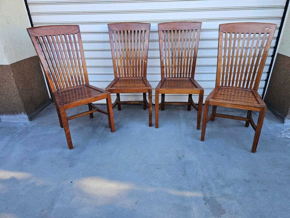 Витрина за стена в стил Чипъндейл