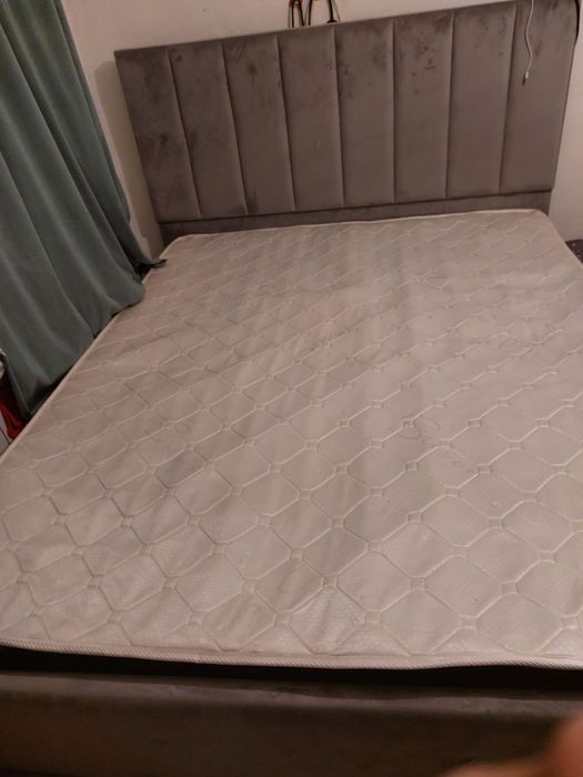 Двухспальная кровать с матрасом б/у 
В хорошом состоянии 
Отдам за 70