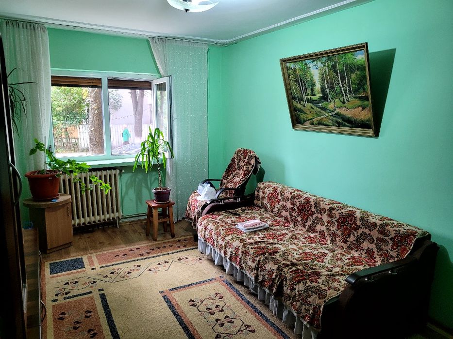 2 camere Gazda , de preferat o studenta . Zona Statia de tramvai.