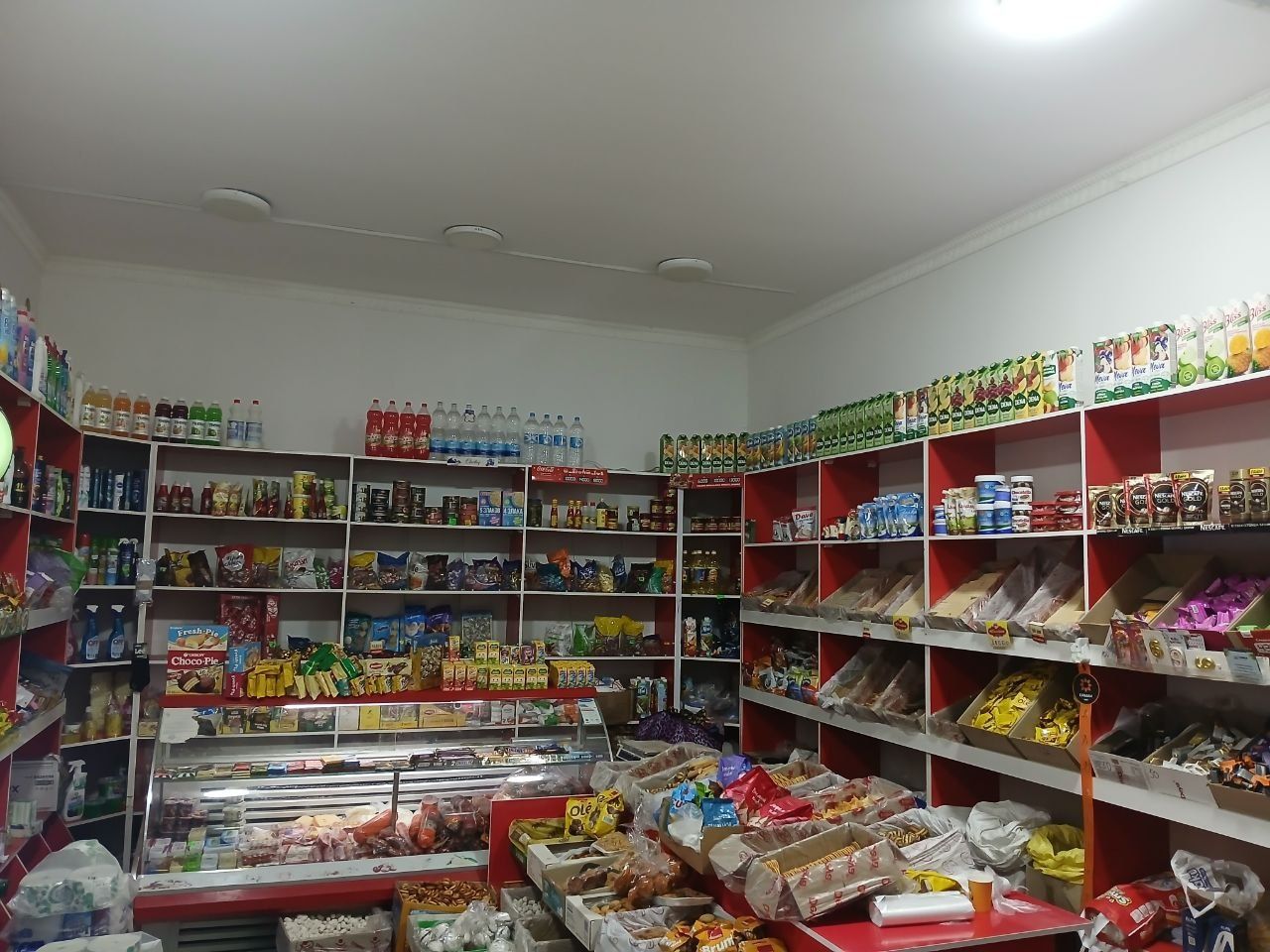 Oziq ovqat magazinidagi polkalar sotiladi sifati yaxshi