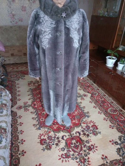 Продам шубу мутон с капюшоном.