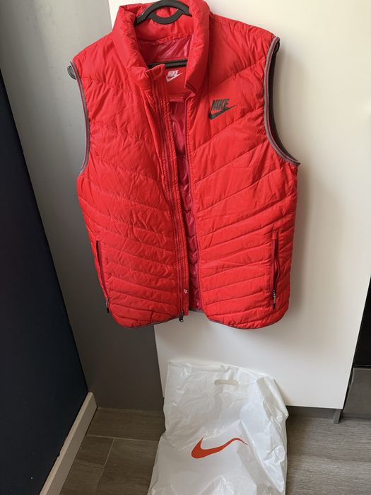 Жилетка,безрукавка на пуху Nike размер М состояние как новая