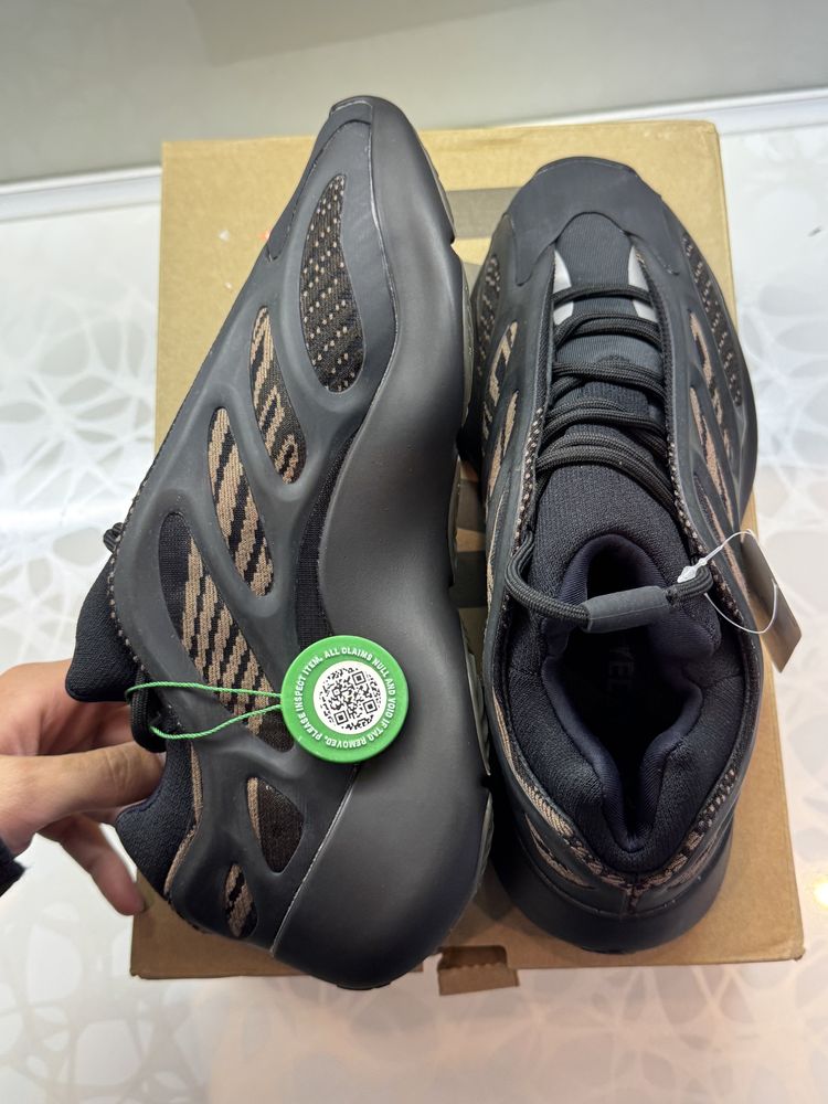 adidas Yeezy 700 V3 Clay Brown Обувки 42 Размер + Кутия