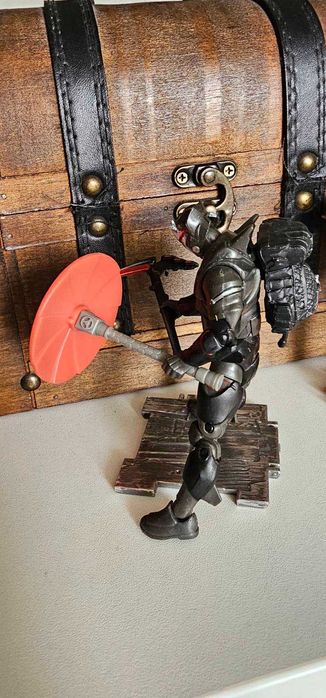 Фигурки/скинове Fortnite Ruckus и Omega, чука на Tor