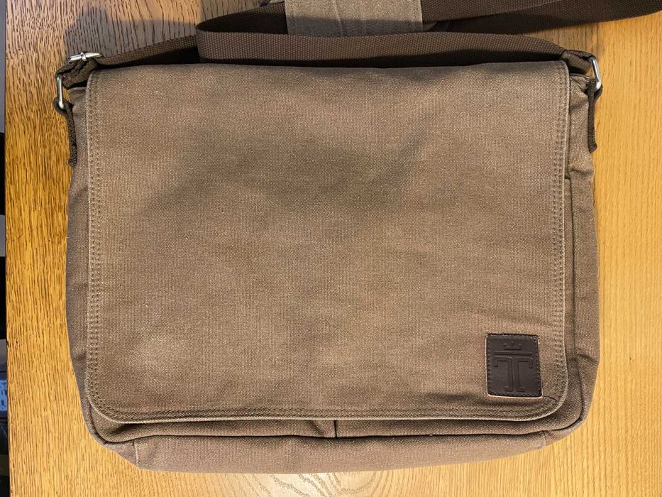 Geantă bărbătească pentru laptop – foarte rezistentă, stare impecabilă