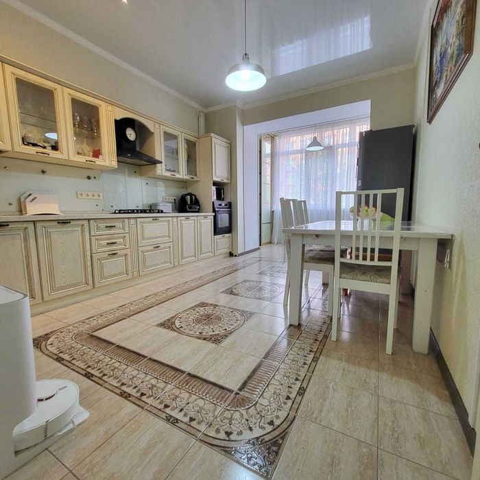 Продам трехкомнатную квартиру в центре города в красных домах