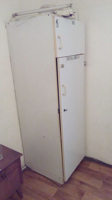 Нощни шкафчета, параван, бял шкаф