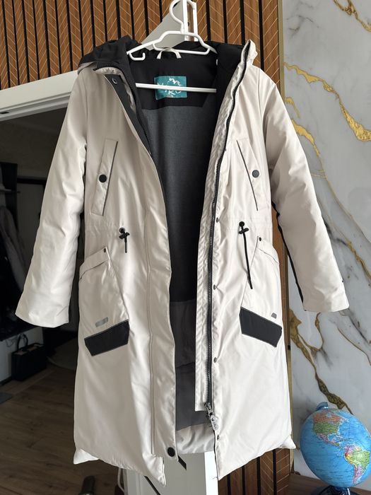 Продам зимнюю куртку на девочку