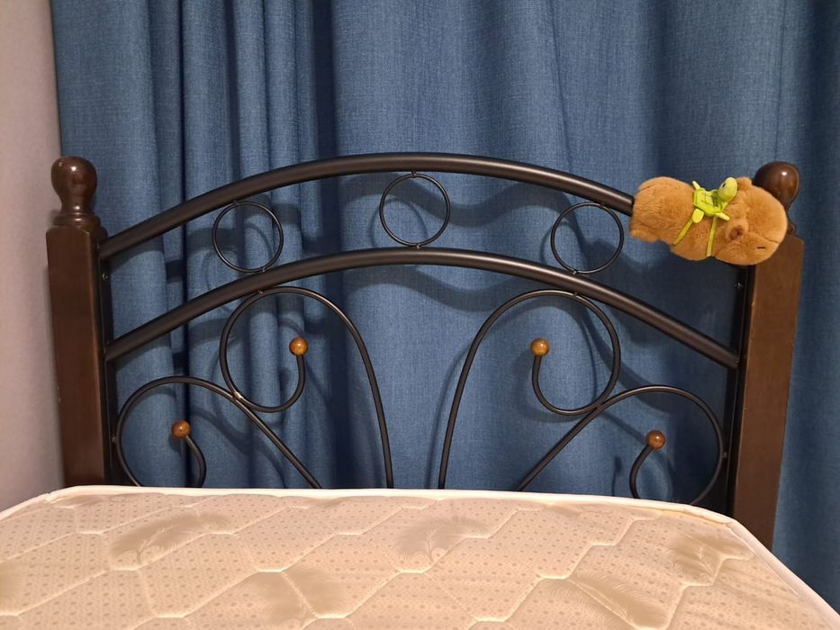 Односпальная кровать с матрасом