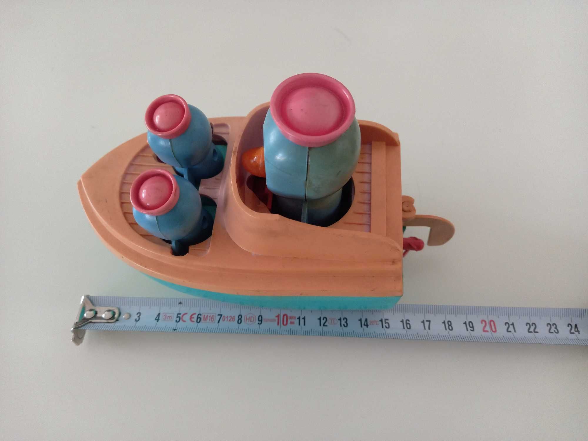 Стари играчки: лодка с пингвини, 4 лодки и 4 Фолксвагена, пластмаса.