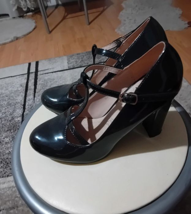 Vand pereche sandale cu botine împreună în condiții bune