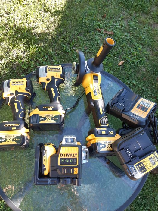 DeWalt Pistol Impact percutie cu baterie mare si incarcator nefolosit