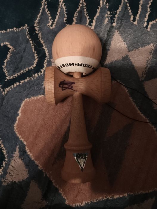 Vand kendama semnata de 3 oamen