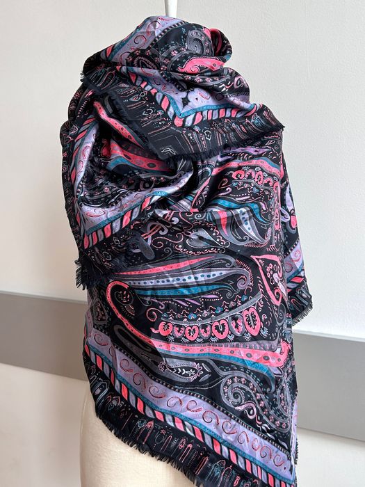 Разкошен голям нежен шал в розово лилави нюанси