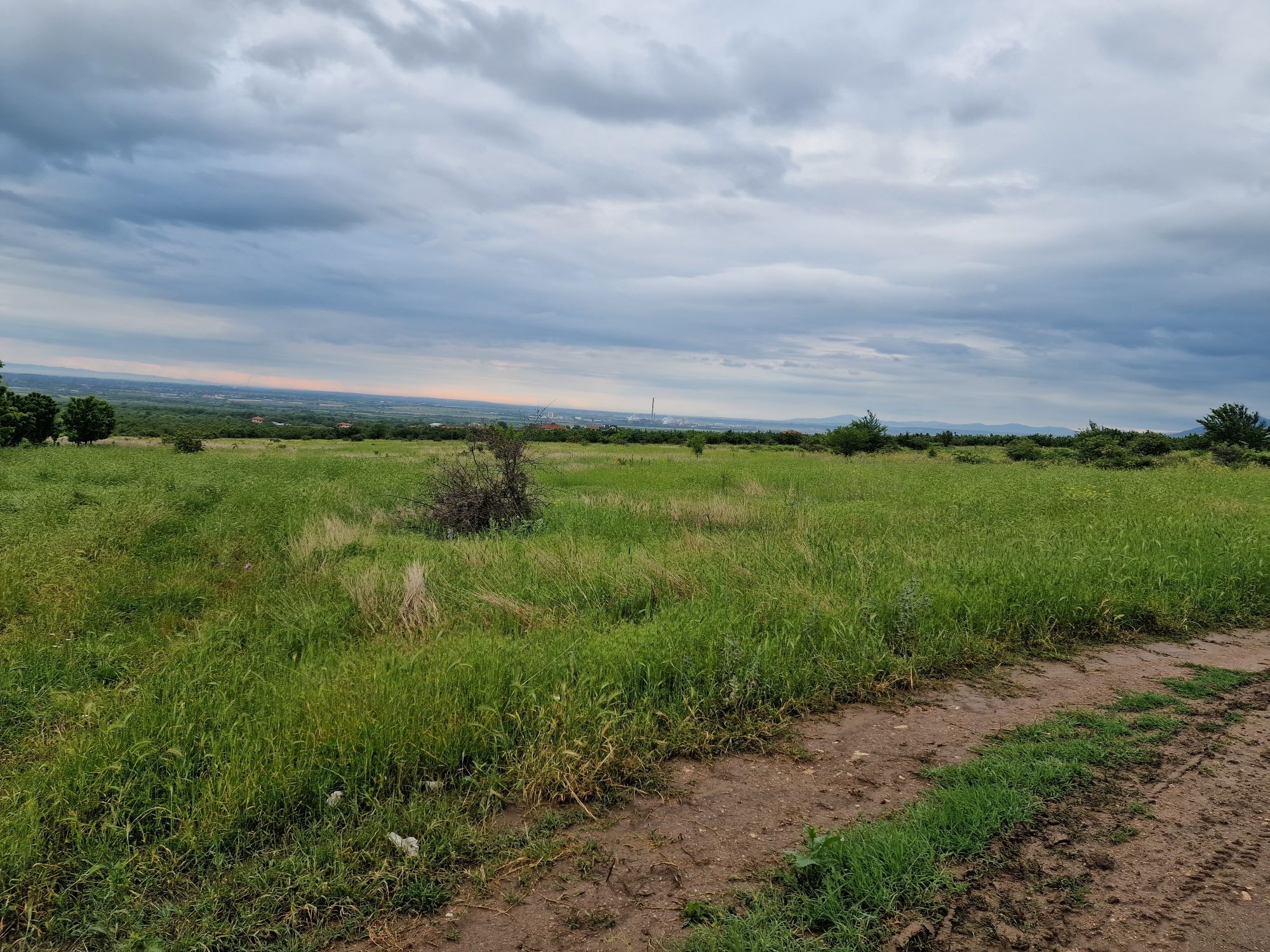 Продавам парцел за къща в  землището на село Брестник община Родопи