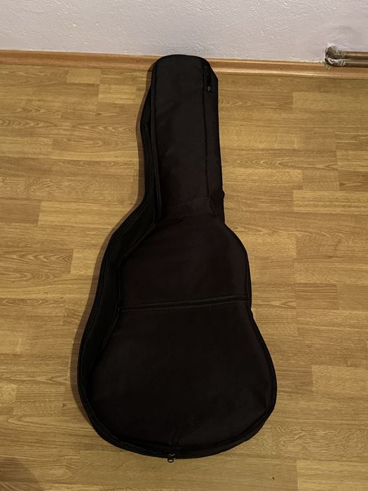 Продавам класическа китара Almeria C36