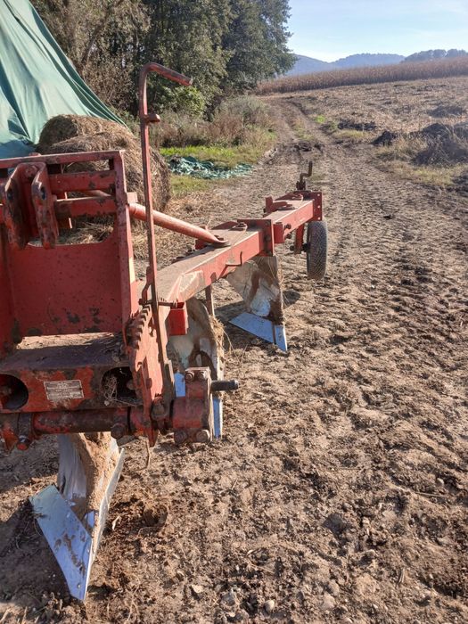 Vând. plug Krone cu trei trupițe