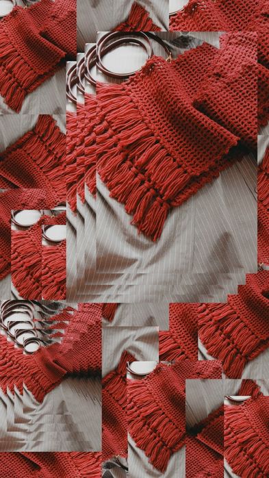 Шарф сочного вишнёвого цвета связанный крючком.