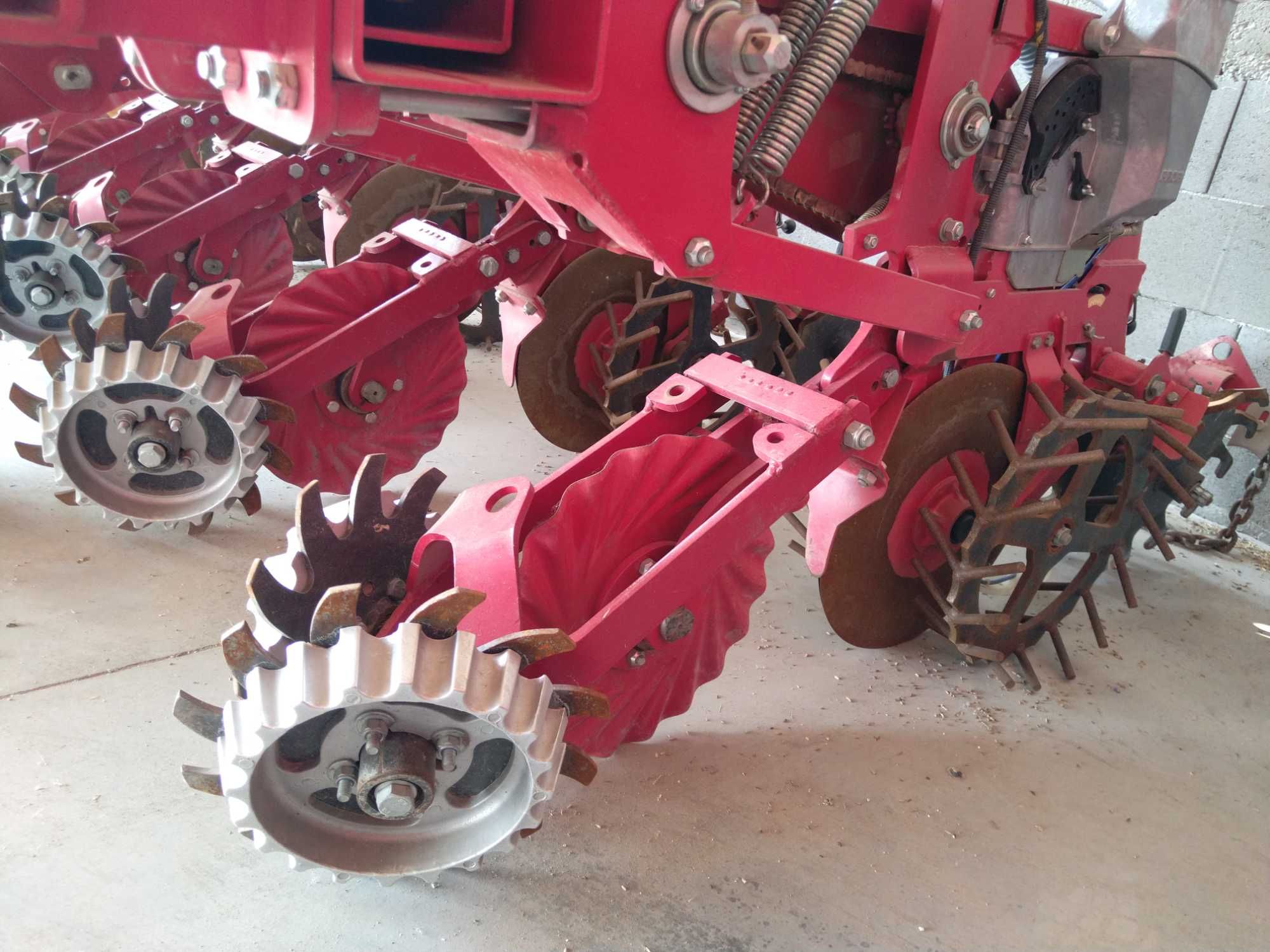 No-Till и конвенционална сеялка Elvorti Vega 6  с телескопична рама