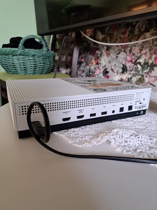 Vând xbox one s, in stare buna.