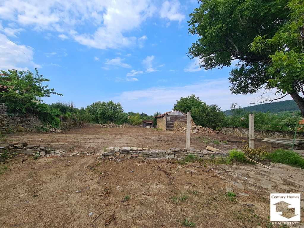 116190 Красива стара къща, с равен двор и кладенец, в с. Присово