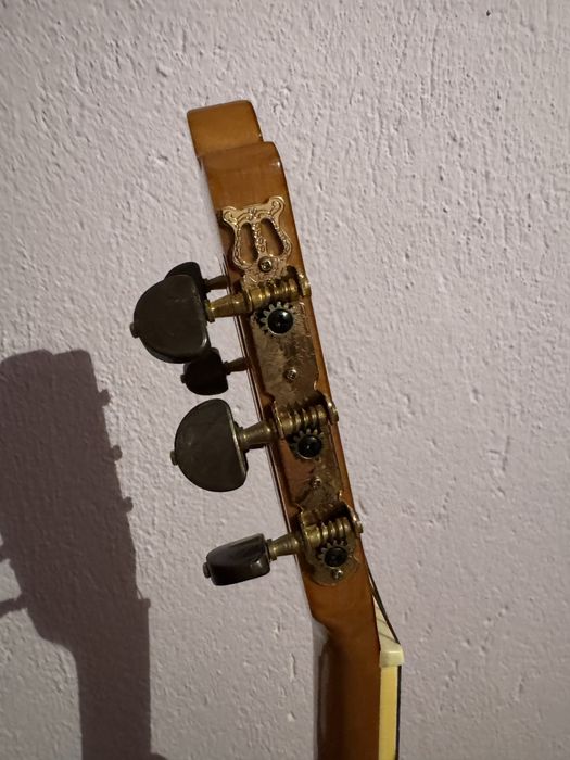 Продавам класическа китара Almeria C36