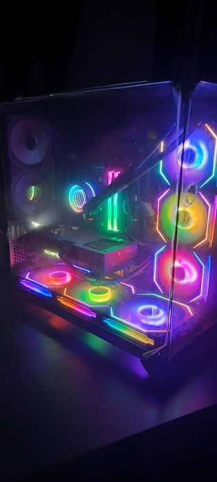 Vand PC Gaming / Workstation AMD Ryzen 9 7950x3d cu 4070 TI Super